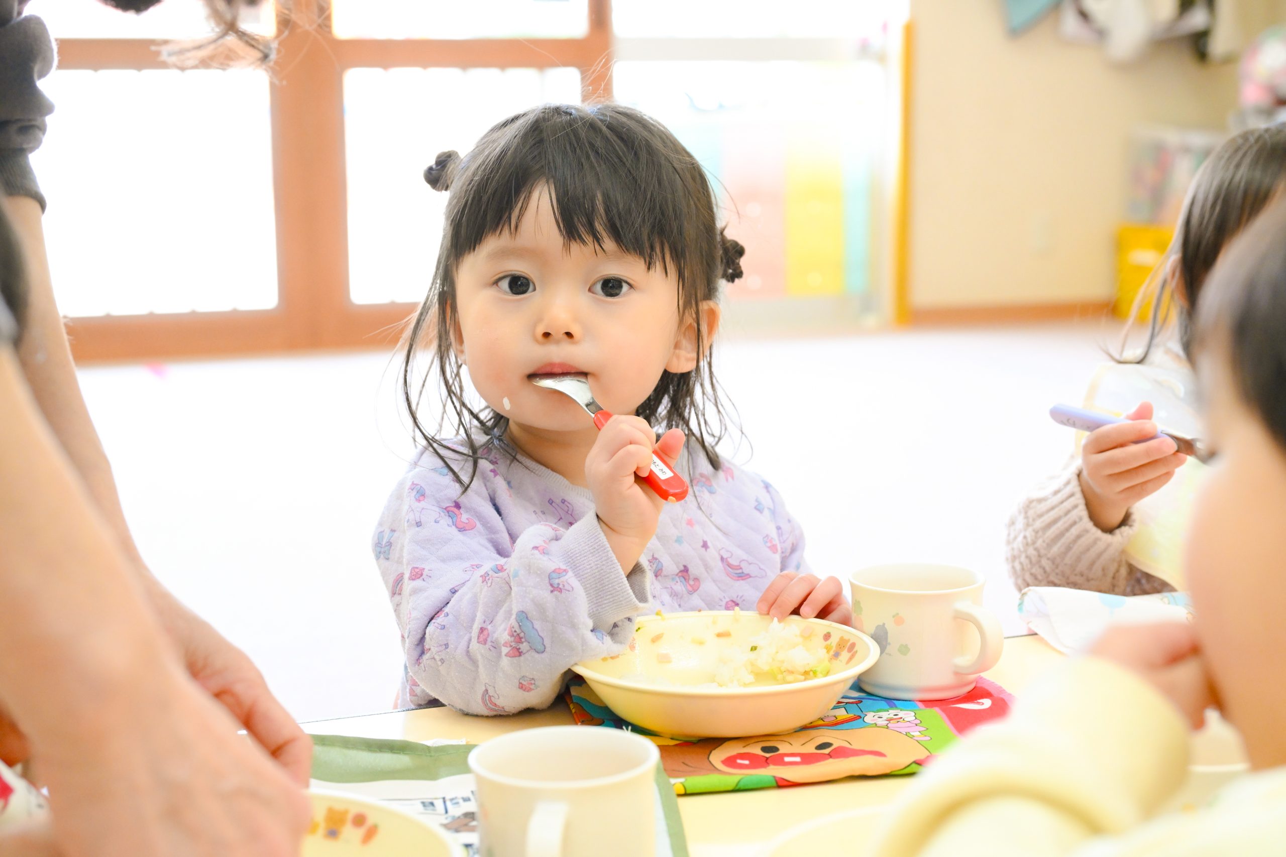 楽しく遊ぶ子供