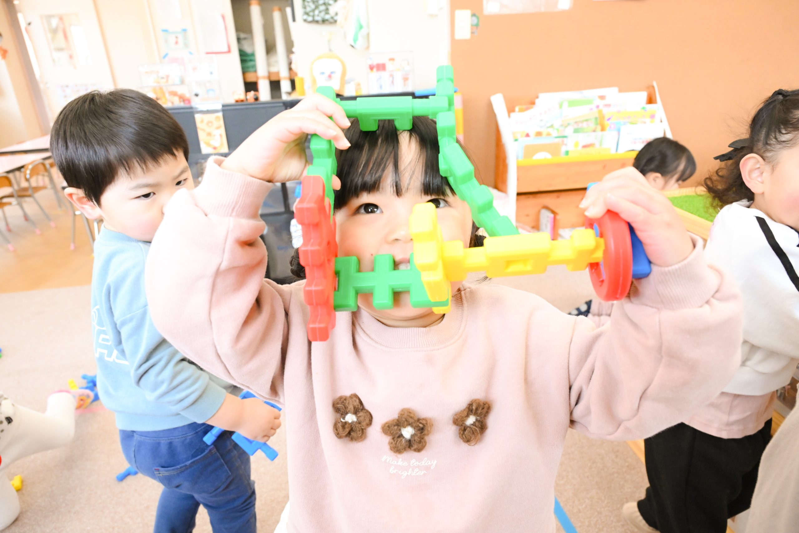 楽しく遊ぶ子供