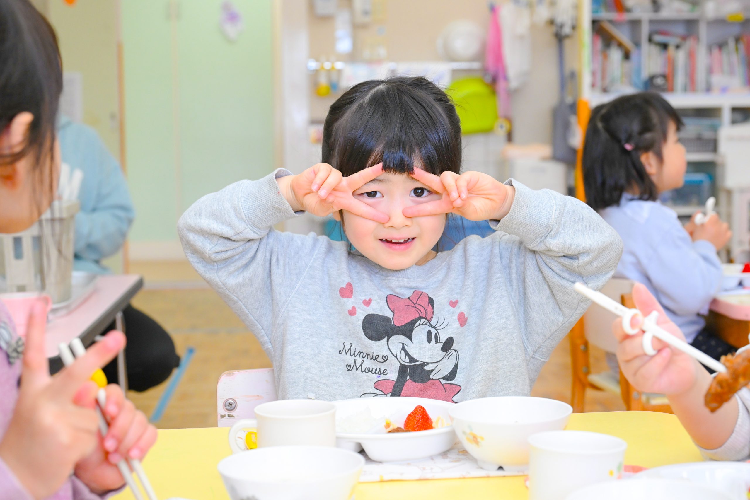 おやつをたべる子ども