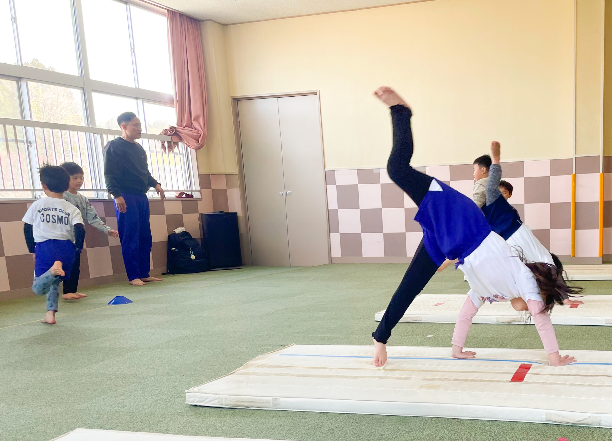 体操する子ども